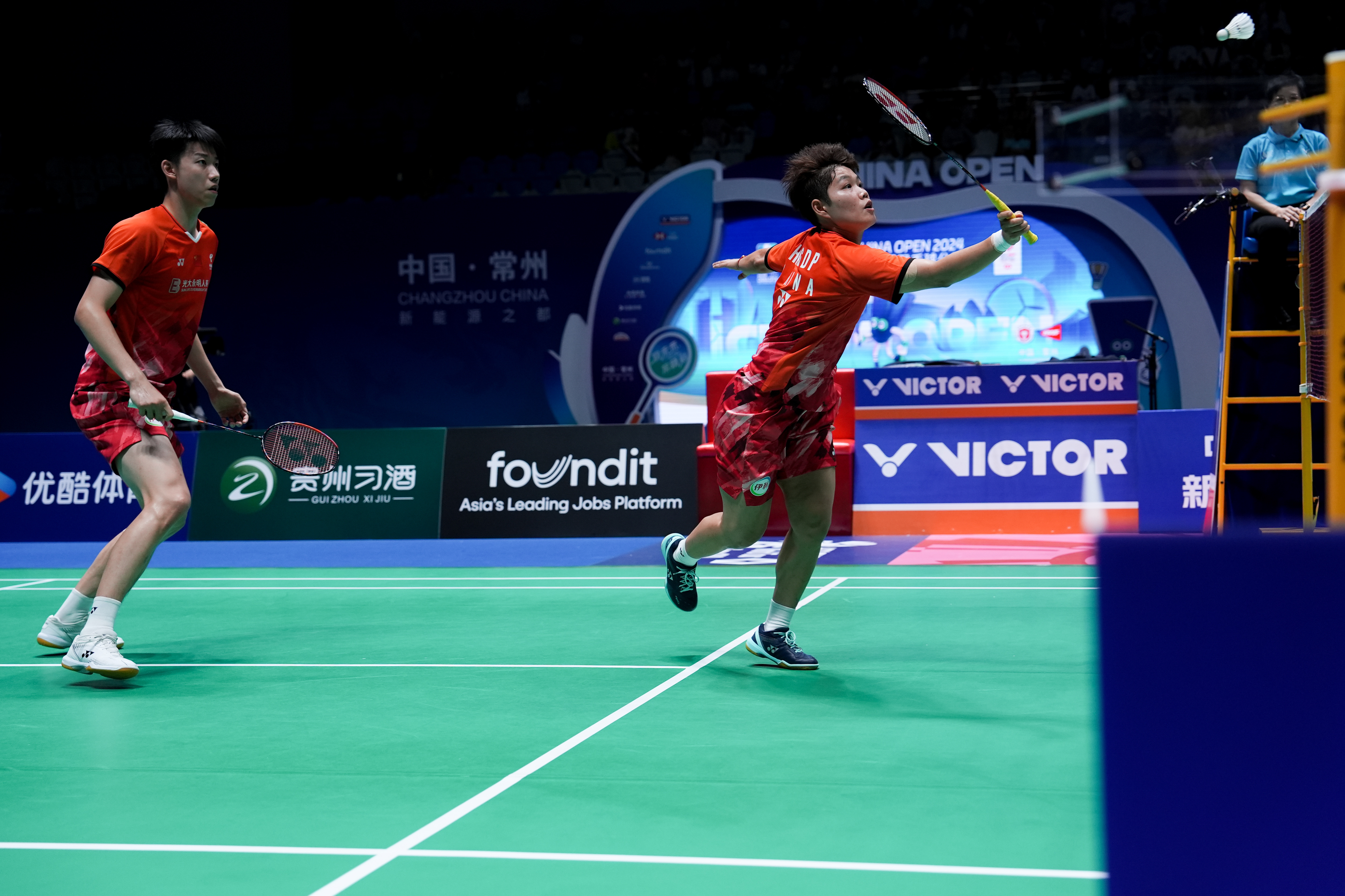 包含羽毛球赛后采访曝光，内幕引发热议的词条