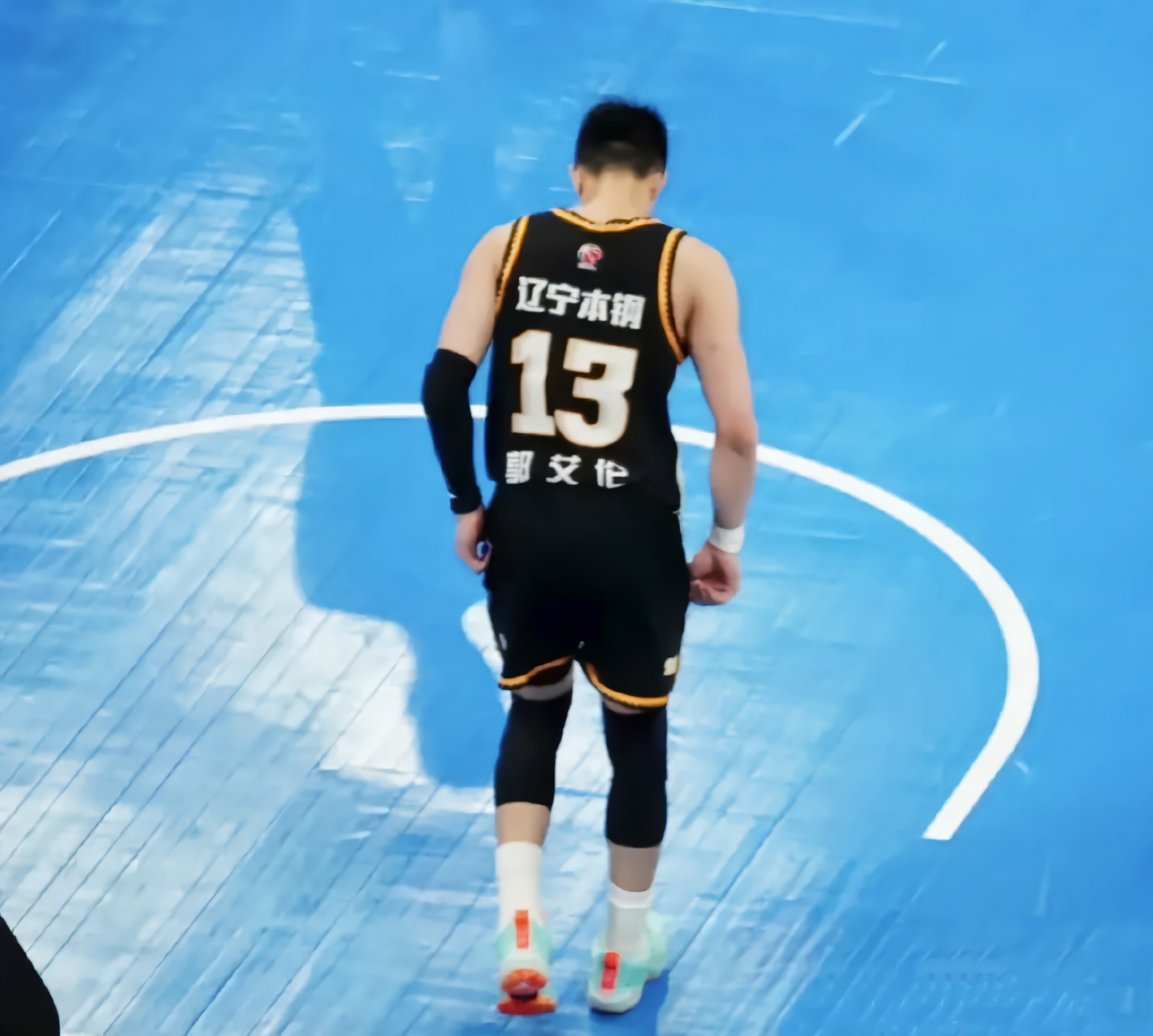 骑士完胜凯尔特人，郭艾伦点燃赛场