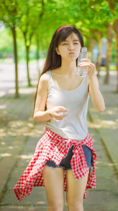 这不仅仅是一场比赛的复盘，更是一个关于边缘人如何抓住一束光，成为唯一主角的故事